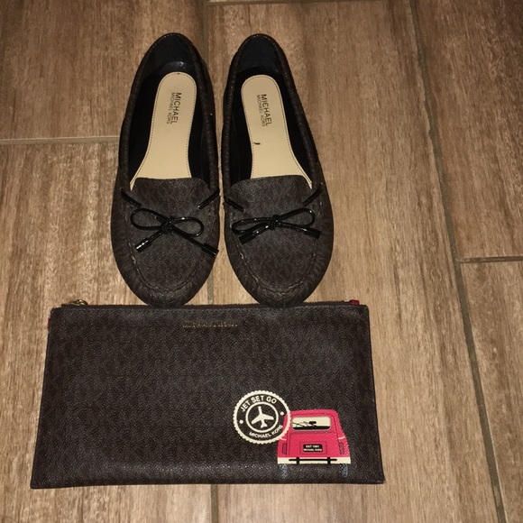 MICHAEL KORS SHOES AND CLUTCH - Picture 2 of 5